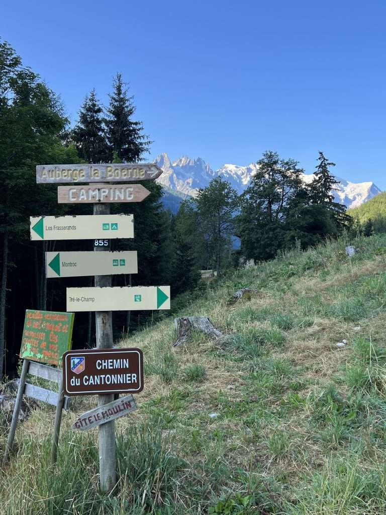 A trail sign on the tour du mont blanc directing hikers to auberge la boerne