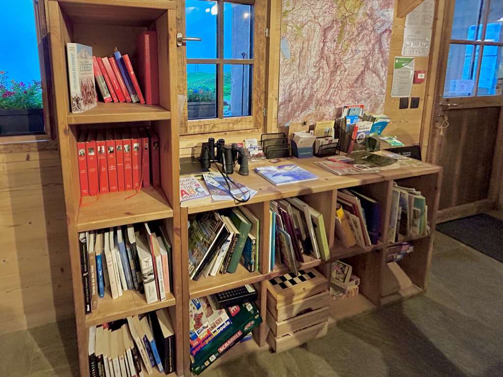 Bookcase at Refuge des Prés