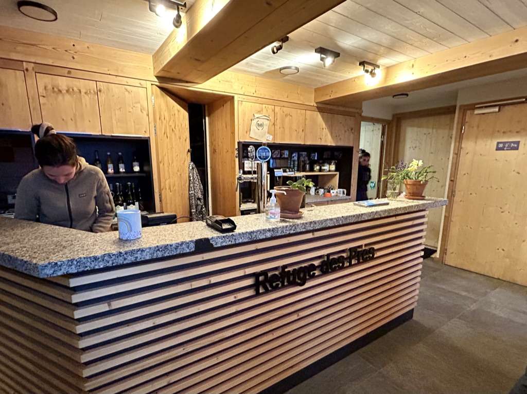 Check in desk at Refuge des Prés
