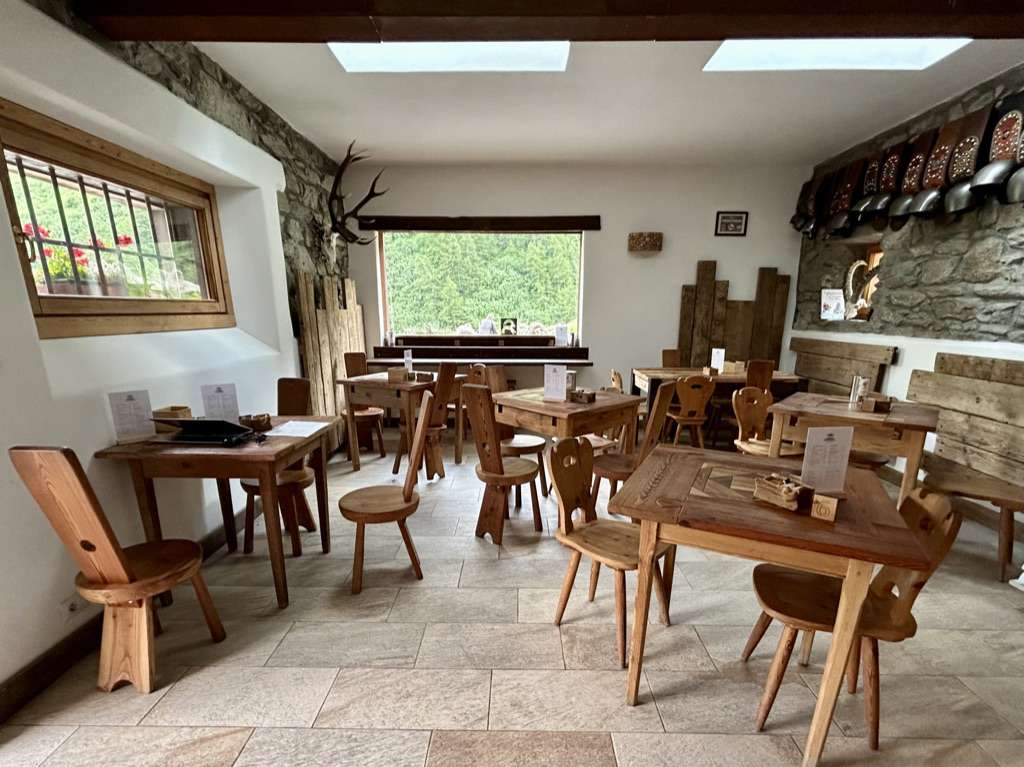 Seating and dining tables at Cabane du Combal