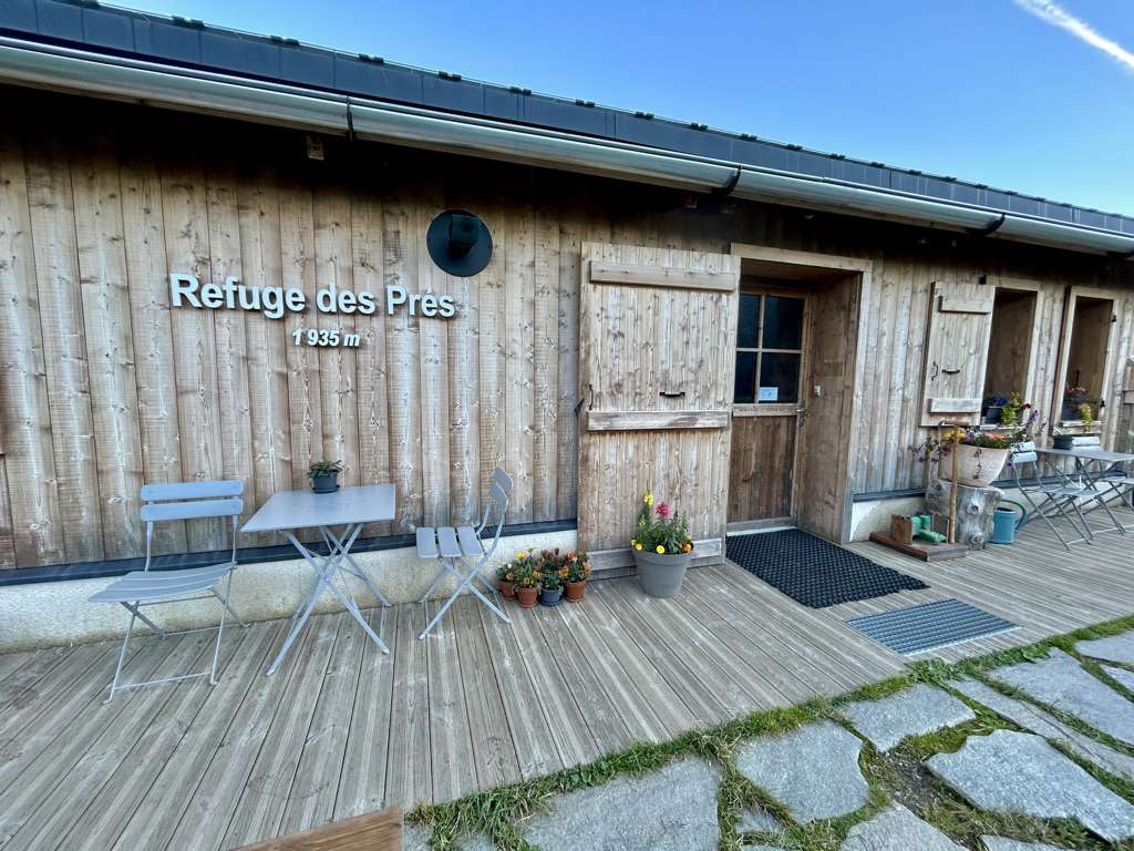 Front entrance to Refuge des Prés