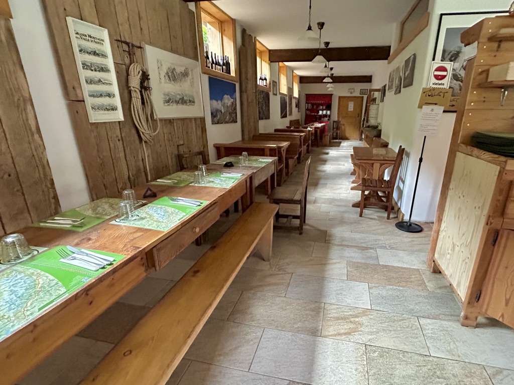 table in cabane du combal
