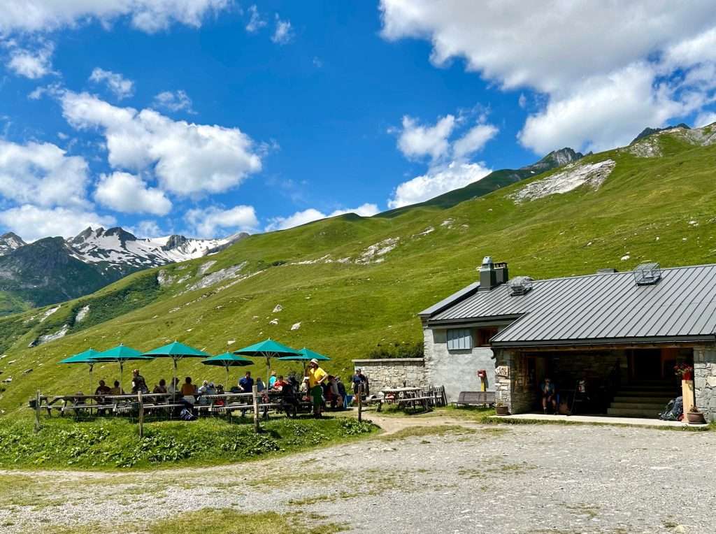 Outdoor seating area refuge des mottets