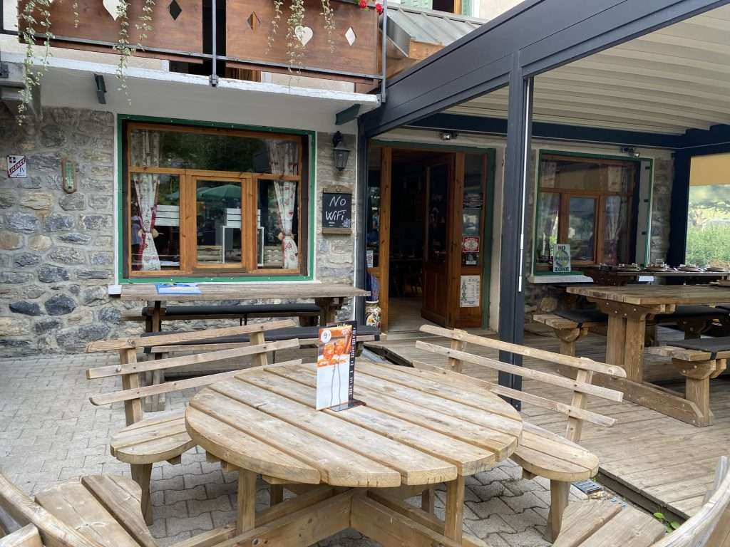 Picnic table at auberge de la nova