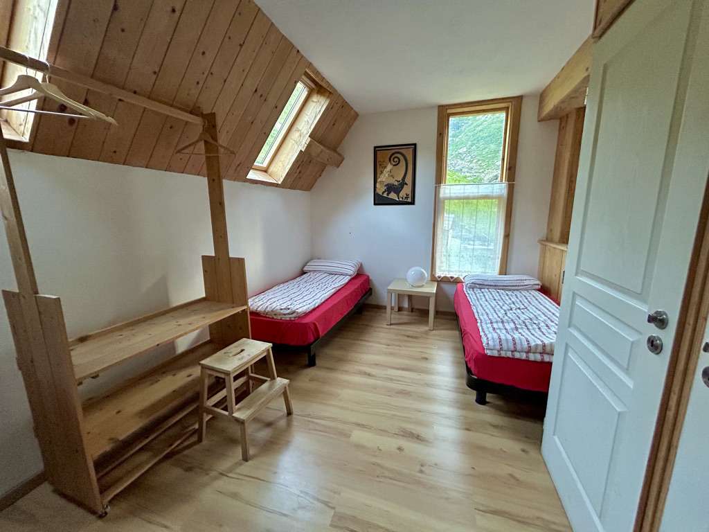 Spacious dorm at cabane du combal