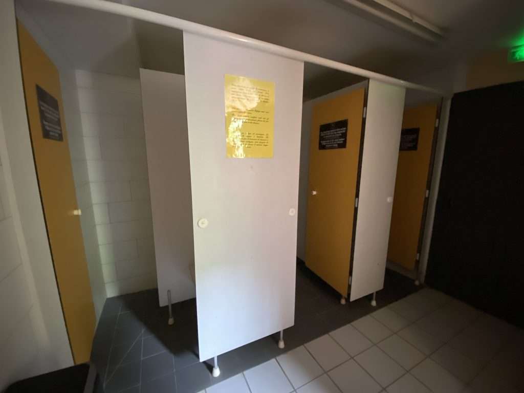 shower stall at auberge de la nova