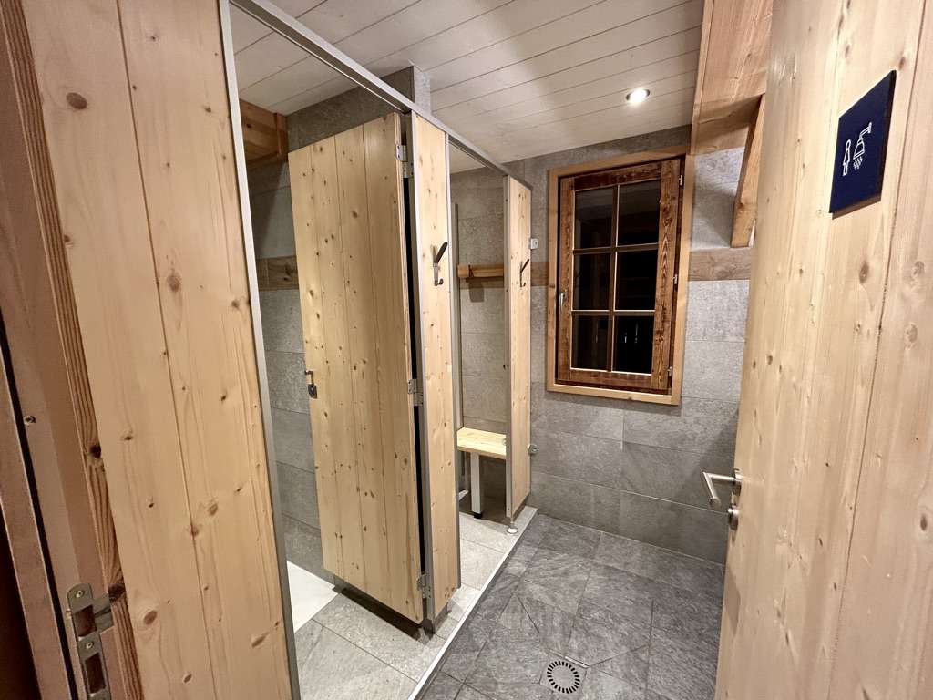 Shower room at refuge des pres
