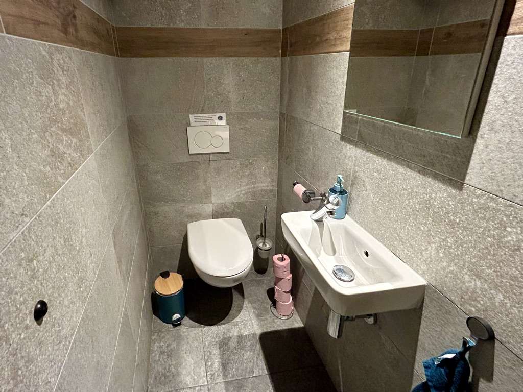 Toilet at refuge des pres