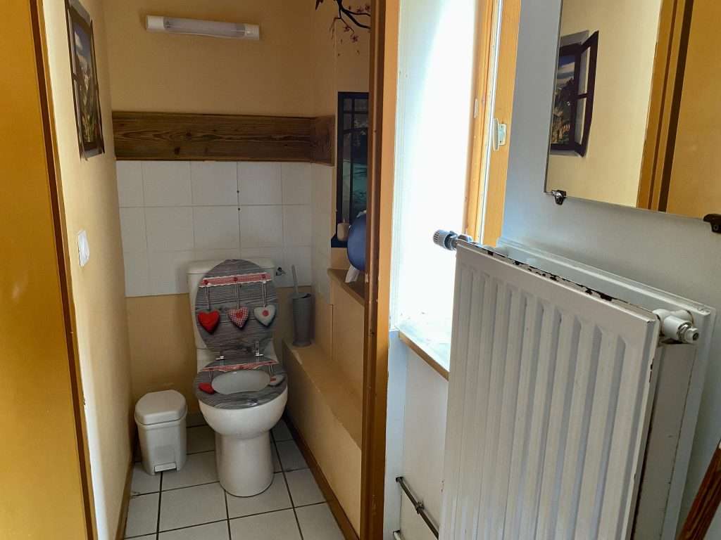 auberge de la nova toilet