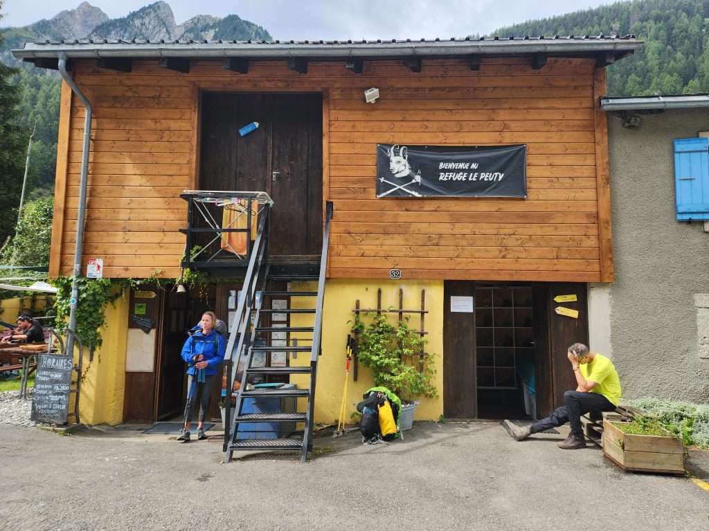 main entry to refuge le peuty
