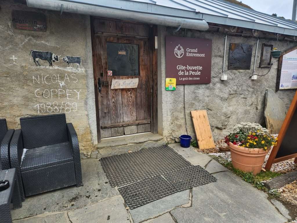 alpage de la peule front entrance