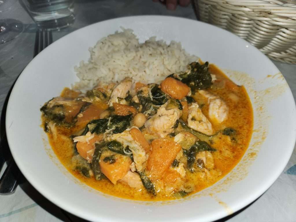 chicken curry at refuge le peuty