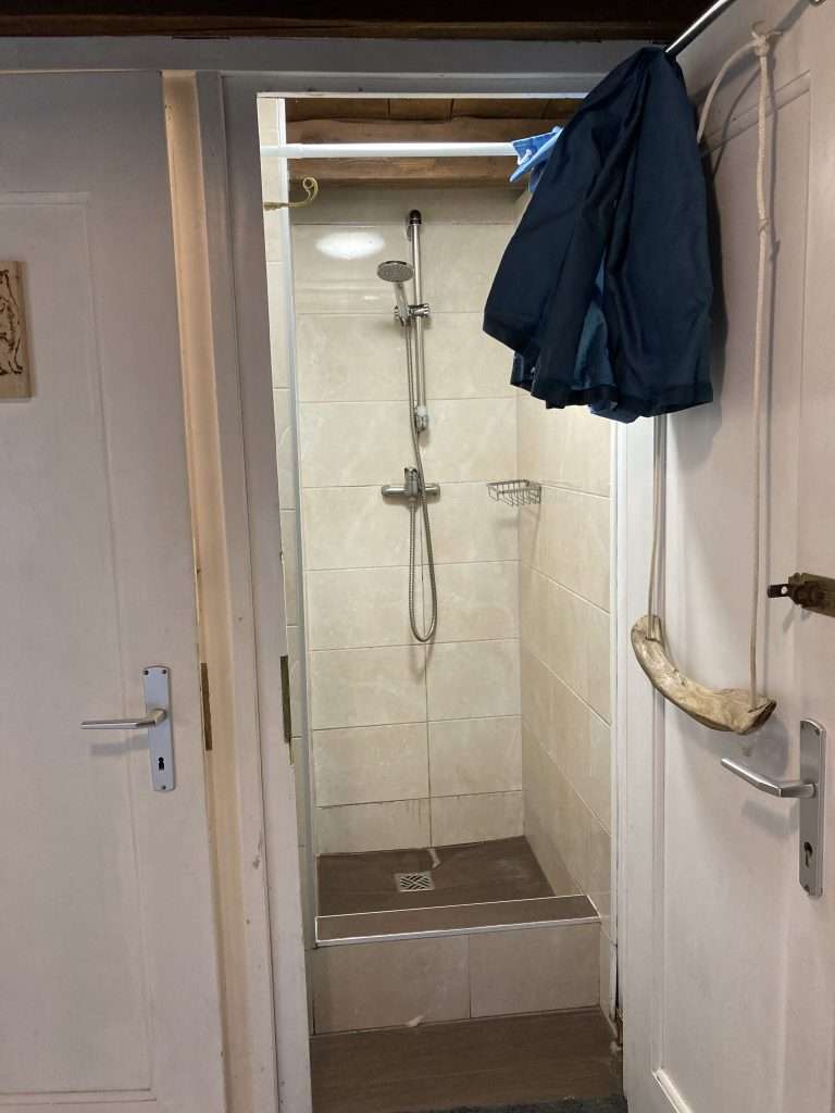 shower at refuge le peuty