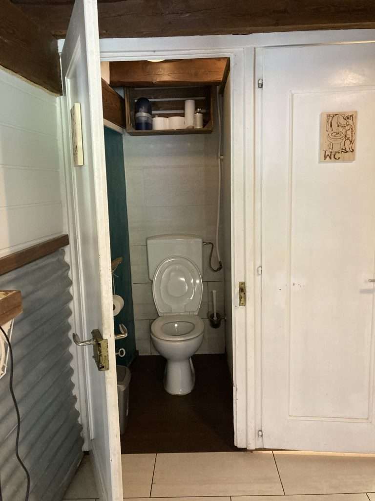 toilet at refuge le peuty