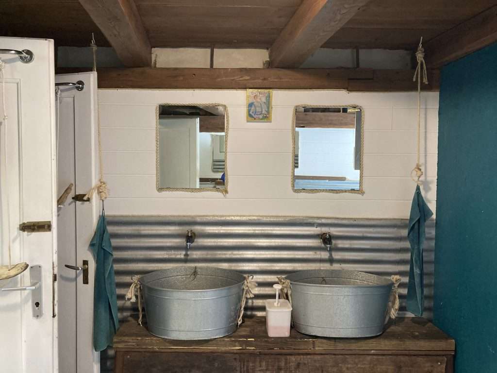 refuge le peuty washing up basins