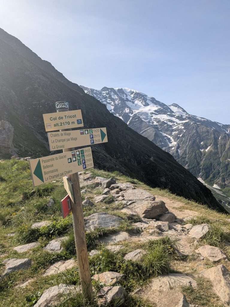 Sign marking the top of the Col de Tricot.