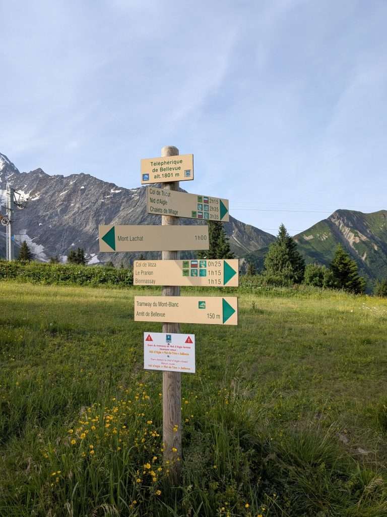 A trail sign directing hikers at the top of the Bellevue cable car.