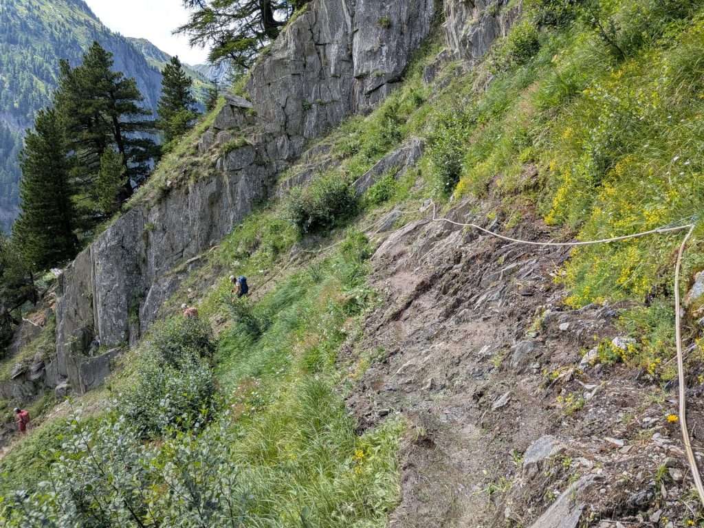 A rope on a tricky section of the fenetre d'arpette.
