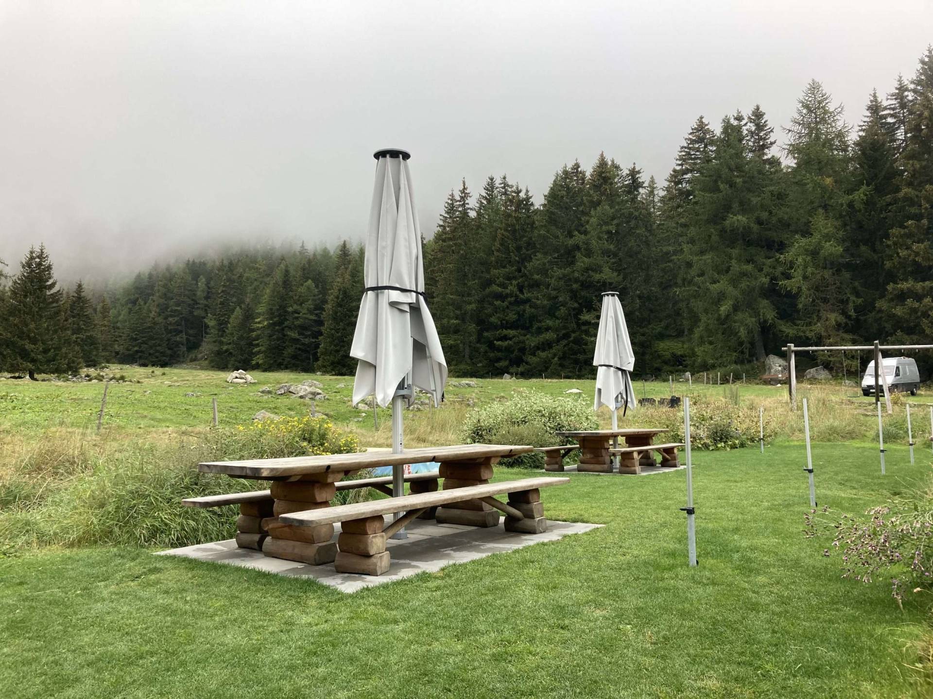 picnic tables at relais d'arpette