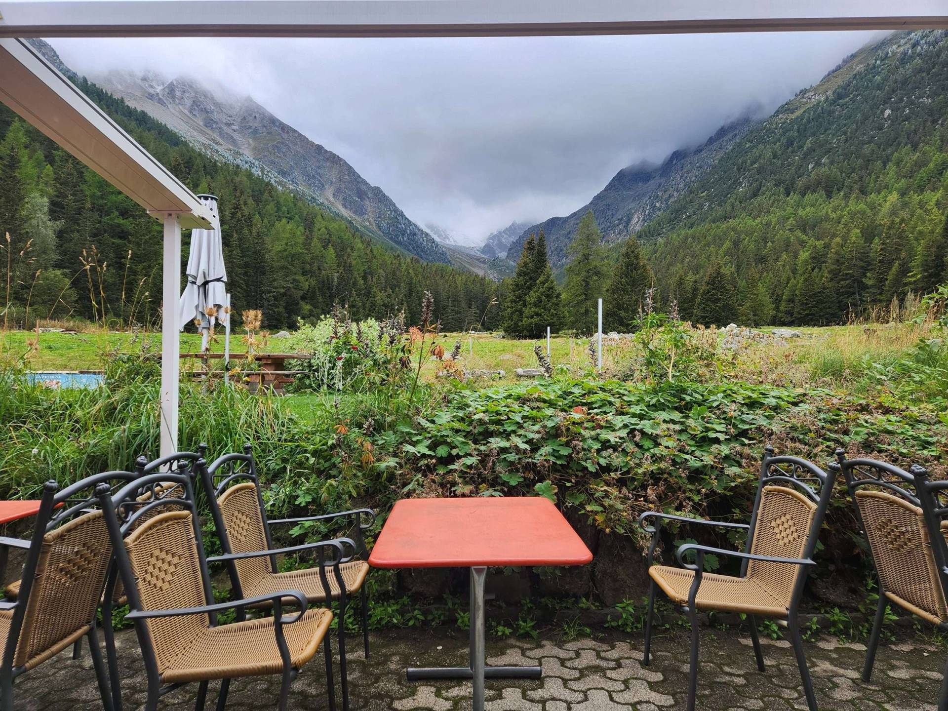 Clouded mountains behind outdoor seating