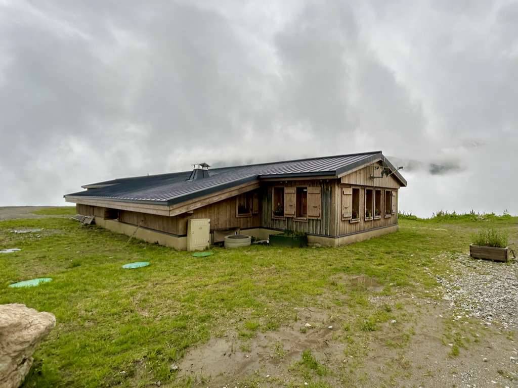 Refuge des Mottets from a distance
