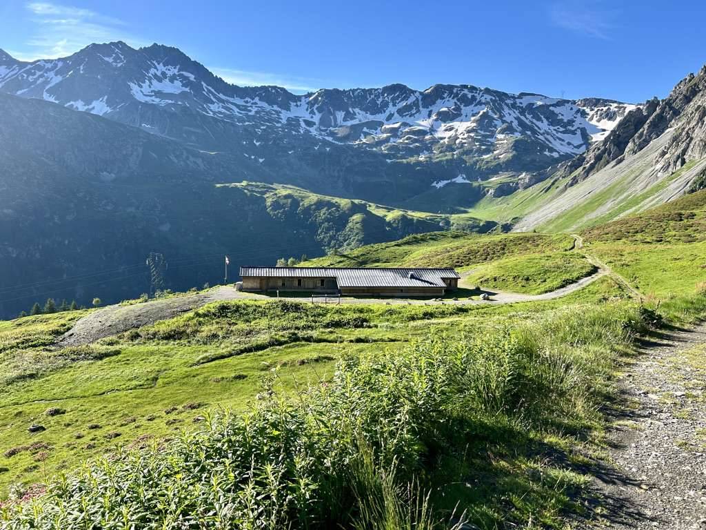 Mountains behind refuge des pres