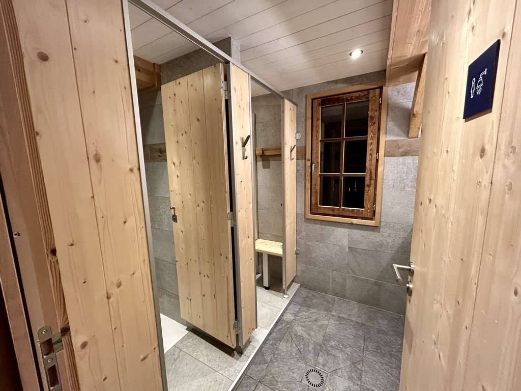 Shower room at refuge des pres