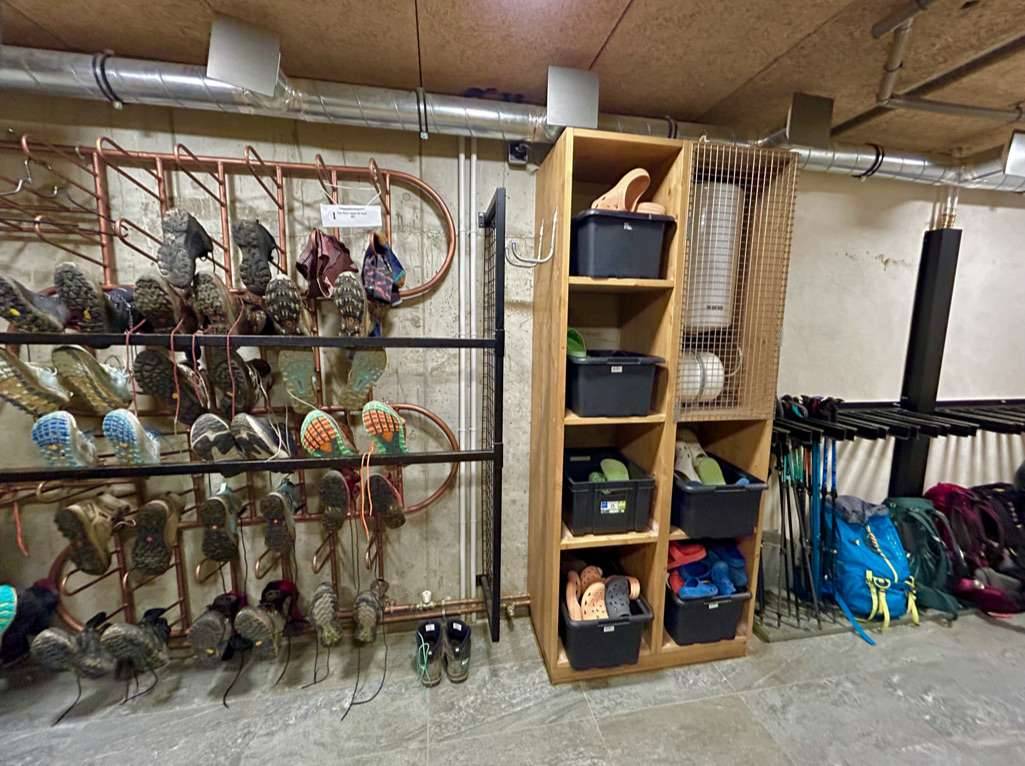 Boot storage at Refuge des Prés